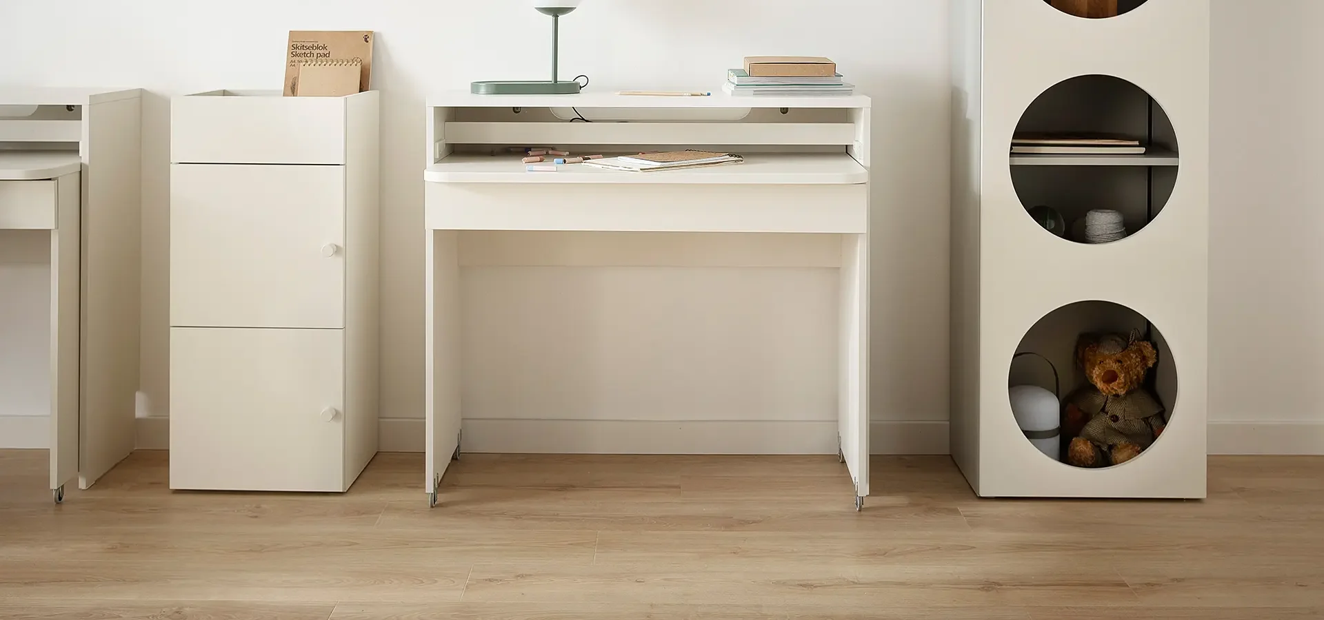 Minimalistyczne biurko w jasnym pokoju dziecięcym - biel i naturalne drewno